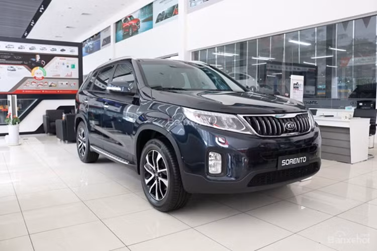 Mở đầu tháng 7/2020, Kia giảm 100 triệu tiền mặt và tặng bộ phụ kiện cho khách mua Sorento. Tại Việt Nam, Kia Sorento mới chỉ bước sang thế hệ thứ 2. Khách hàng có 3 lựa chọn, tương ứng với biến thể máy xăng và máy dầu bao gồm; Kia Sorento GAT giá 799 triệu đồng, Sorento GATH là 899 triệu đồng và giá xe Kia Sorento DATH là 949 triệu đồng. Mẫu xe này được xem là có lợi thế hơn hẳn so các đối thủ cùng phân khúc như: Toyota Fortuner (giá từ 995 triệu đồng đến 1,245 tỷ đồng), Mazda CX-8 (giá 1,149 - 1,399 tỷ đồng), Ford Everest (giá từ 999 triệu đồng đến 1,399 tỷ đồng). Đáng nói, mức giá thực tế tại các đại lý còn thấp hơn rất nhiều. Ngay từ đầu tháng 7/2020, một số nơi rao bán xe Kia Sorento với giá khởi điểm 749 triệu đồng.