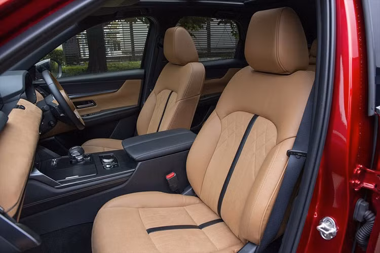 Được áp dụng ngôn ngữ thiết kế "Kodo" quen thuộc của hãng Mazda, CX-60 mới sở hữu kích thước khá lớn với chiều dài 4.740 mm, chiều rộng 1.890 mm, chiều cao 1.685 mm, chiều dài cơ sở 2.870 mm và bán kính vòng quay tối thiểu 5,4 m. Những trang bị nội thất nổi bật của xe bao gồm bảng đồng hồ kỹ thuật số với màn hình màu TFT-LCD,...