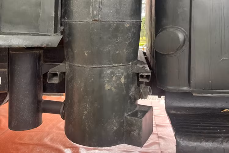 Sau một thời gian mày mò, sửa chữa và lắp ráp tổ đã lắp thành công một chiếc xe ôtô vận tải đầu tiên. Chiếc xe được lắp ráp từ nhiều bộ phận của các hãng ôtô khác nhau từ các vật tư, phụ tùng ôtô hỏng.