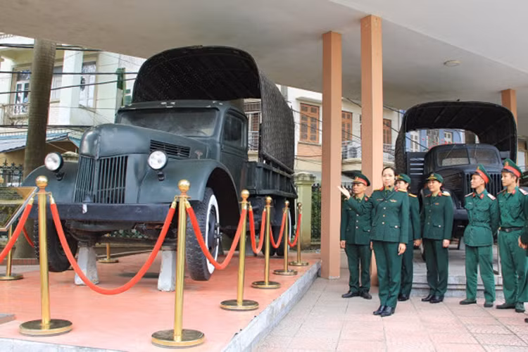 Từ năm 1950 đến năm 1954, sau thắng lợi của chiến dịch Biên giới, nước ta nhận được một số xe viện trợ của các nước XHCN. Xe “Quốc tế” lúc đó vì chạy bằng than (chặt cây đốt thành than) nên không còn phù hợp với điều kiện vận chuyển hàng trên cung đường dài, chỉ dùng để vận chuyển hàng trên cung đường ngắn trong nội bộ của Cục Vận tải.