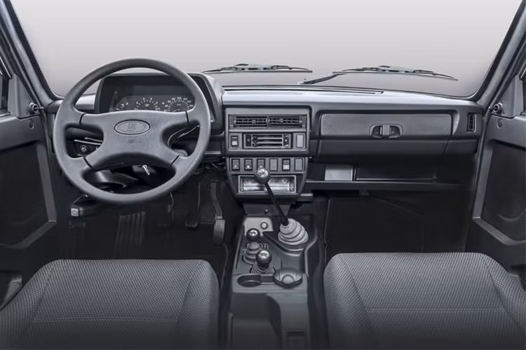 Là một chiếc xe SUV giá rẻ, Niva 4x4 phiên bản 2018 chỉ được hãng xe Lada trang bị những tiện nghi tối thiểu bên trong cabin như điều hoà nhiệt độ, cửa kính điện, dàn âm thanh đơn giản. Thậm chí vô lăng trên xe không có nút bấm tiện ích hay điều khiển...