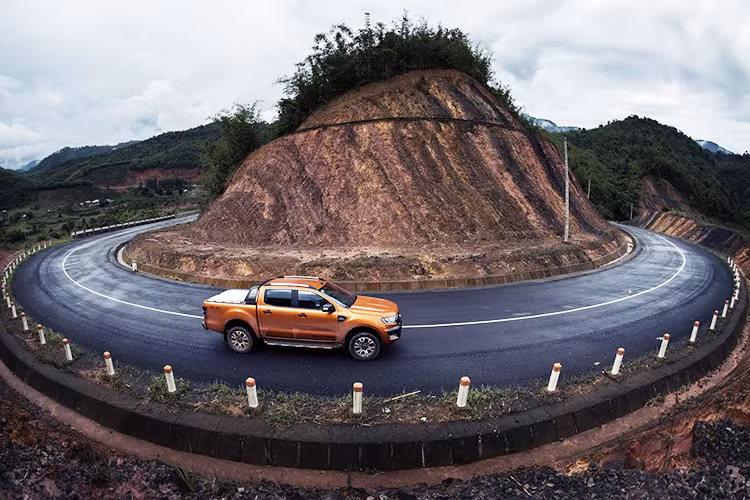Đồng thời, Ford cũng nâng cấp cửa sổ điện cho phiên bản Ford Ranger XL 2.2L MT 4x4 và điều chỉnh giá bán mới là 634 triệu đồng (đã bao gồm 10% VAT). Thừa hưởng sức mạnh từ động cơ diesel Duratoq 2.2L và sự bền bỉ, tiết kiệm nhiên liệu của hệ thống số sàn.