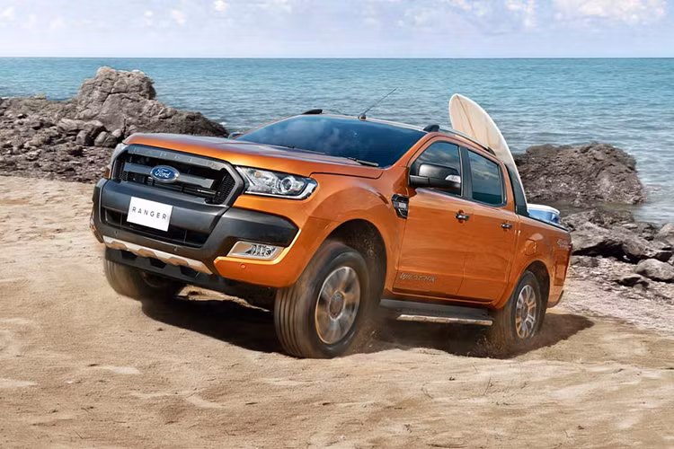 Về thiết kế, chiếc xe không có nhiều thay đổi so với mẫu phiên Bản Wildtrak đang được bán ra trên thị trường Việt. Phần đầu xe vẫn sở hữ thiết kế hầm hố với đèn pha được thiết kế gọn gàng và tinh tế khi nối liền mạch cùng lưới tản nhiệt hình thang to bản, logo dặt chính giữa...