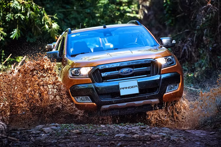 Trên phiên bản mới này tại thị trường Việt Nam, Wildtrak 2.2L AT 4x4 được trang bị động cơ diesel Duratoq TDCi 2.2L, kết hợp với hộp số tự động 6 cấp, mang đến khả năng vận hành mạnh mẽ với 160 mã lực cùng nhiều điểm tương đồng so với "người anh em" SUV Everest.