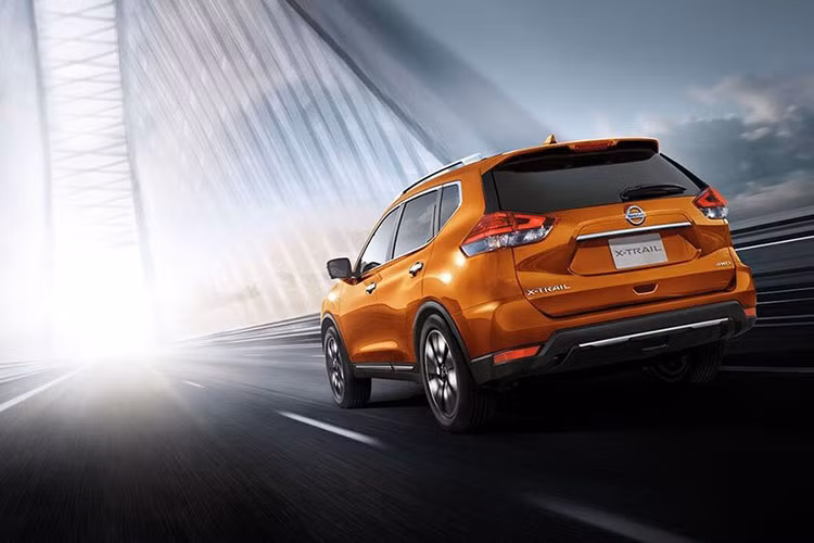 Biến thể Nissan X-Trail 2.5VL 4WD sẽ được trang bị bộ mâm hợp kim nhôm 19 inch hai tông màu, bên cạnh đó, hãng còn cung cấp thêm 6 màu ngoại thất mới đó là Monarch Orange, Radiant Red, Black Star, Storm White, Brilliant Silver và Deep Iris Grey.