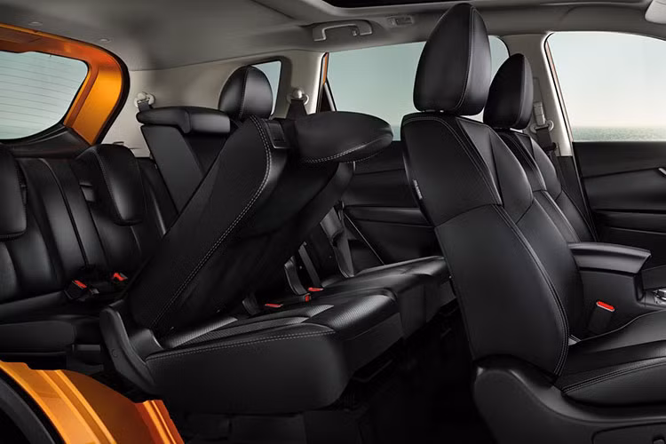 Phiên bản động cơ xăng của X-Trail phiên bản nâng cấp 2019 được trang bị động cơ QR25DE 2.5L cung cấp công suất tối đa 169 mã lực tại 6.000 vòng/phút và mô men xoắn cực đại 233 Nm tại 4.000 vòng/phút. 