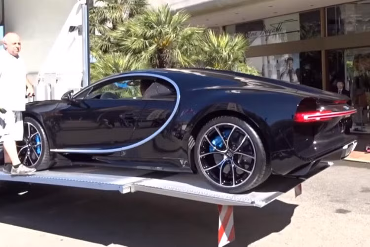 Chiron phiên bản sản xuất có thân xe bớt "dữ dằn" hơn so với mẫu thử, do không còn hàng loạt các chi tiết từ xe đua. Chạy dọc thân xe là một đường gân lấy cảm hứng từ chiếc Bugatti 57 Atlantic cổ, trong khi đường vòm chữ C hai bên thân xe đã trở thành "điểm nhận diện" của những chiếc Bugatti hiện đại.