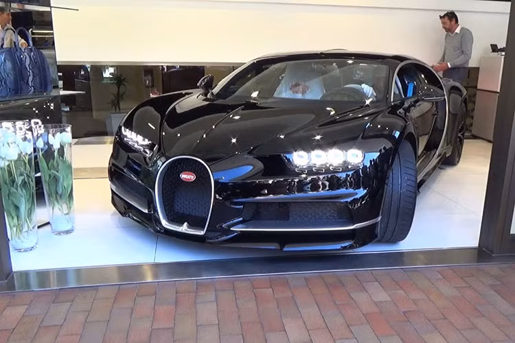  Siêu xe Bugatti Chiron vừa xuất hiện tại Monaco, đây là chiếc hypercar mạnh nhất mới được sản xuất hàng loạt gần đây. Nó sẽ có trách nhiệm kế nhiệm "ông hoàng tốc độ" Veyron trước đây để tiếp tục lập ra những kỷ lục mới trong thế giới siêu xe.