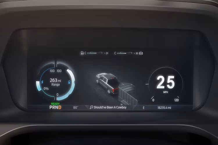 Mẫu xe bán tải điện mới nhà Ford này được trang bị động cơ điện hoàn toàn với công suất 563 mã lực và mô men xoắn cực đại là 1.050 Nm là mức cao nhất từ trước tới nay của dòng F150. Xe có thể tăng tốc 0-100km/giờ trong khoảng 4.5 giây.