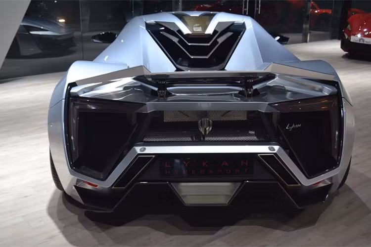 Để xứng tầm với giá bán cao ngất ngưởng, W Motors trang bị thêm cho xe các chi tiết đá/kim loại quý. Theo nhà sản xuất, hệ thống đèn pha gồm những cánh titan và 420 viên kim cương. Bên cạnh đó, W Motors tuyên bố bắt tay với các kỹ sư từ Magna Steyr, Studio Torino và Carrozzeria Viotti để tạo ra chiếc siêu xe đầu tiên của Ả-rập này.