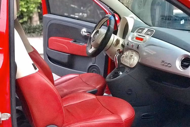 Hệ thống an toàn đúng tiêu chuẩn châu Âu với 7 túi khí, cùng nhiều lựa chọn thêm cho khách hàng như hệ thống cân bằng điện tử ESP. Ngoài ra là Blue&amp;Me – một hệ thống thông tin di động cho phép rảnh tay khi sử dụng điện thoại với chức năng Bluetooth, nhận lệnh bằng giọng nói, hay nghe nhạc bằng cổng USB được trang bị sẵn trên xe.