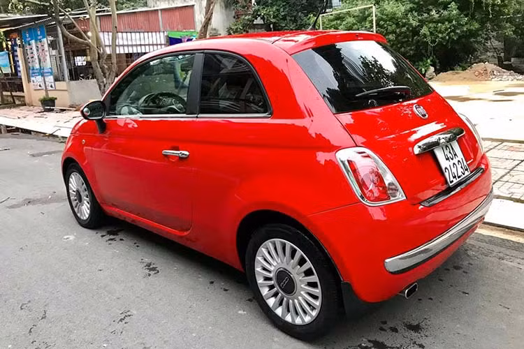 Xe trang bị động cơ xăng dung tích xi lanh 1.242 phân khối có công suất 69 mã lực và mô men xoắn cực đại 102 Nm. Sức mạnh này vừa đủ cho một chiếc xe hạng nhỏ trên phố. Mức tiêu hao nhiên liệu trung bình 5 lít xăng/100 km.
