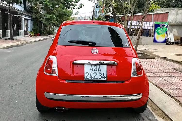 Nhiều người ví von Fiat 500 đời 2009 giống như chú khủng long nhí với kiểu thiết kế tròn trịa. Phần đầu nổi bật với hai thanh ốp mạ crôm. Thanh lớn nằm ngay trên hốc hút gió, cân đối với cặp đèn sương mù và đèn pha phía trước, tạo cảm giác cụm đèn trước được nâng cao hơn khi phân tách khỏi hốc hút gió và phần táp lô phía dưới. Thanh ốp thứ hai nhỏ hơn, nổi bật với logo Fiat chính giữa.
