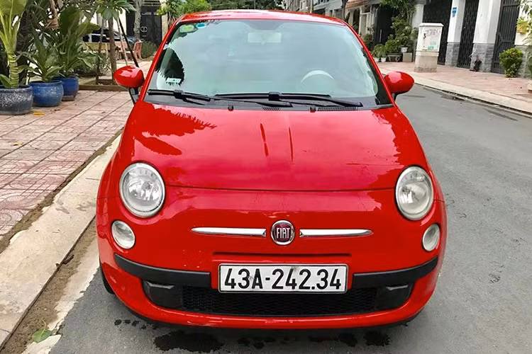 Xuất xưởng tại Ý vào năm 1957, Fiat 500 cho tới thời điểm hiện tại đã trở thành một trong những dòng xe mang tính biểu tượng lớn của ngành công nghiệp ôtô. Xe có kích thước dài 3.546 mm, rộng 1.627 mm và cao 1.488 mm, đây là mẫu xe được đánh giá nhỏ gọn, phù hợp để di chuyển tại các thành phố đông đúc.