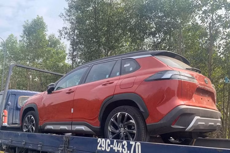 Tại Việt Nam, đã từng có sự xuất hiện của Toyota Corolla Cross phiên bản GR Sport nhưng đến nay vẫn chưa có thông tin nào mới. Hiện mẫu xe này được chào bán với mức giá từ 760 triệu đồng đến 955 triệu đồng cho 3 phiên bản 1.8G/V và 1.8HEV, Corolla Cross cũng là một trong những mẫu xe có doanh số cao nhất của hãng tại thị trường Việt. 