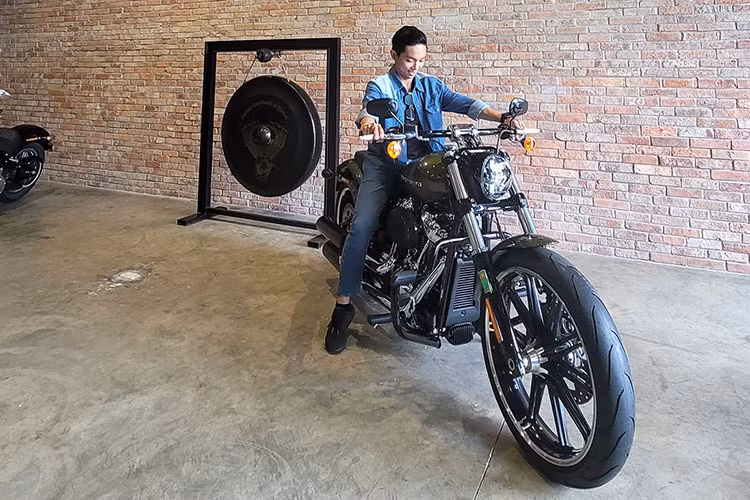 Mức giá xe Harley-Davidson Breakout của Phan Hiển cao hơn 10 triệu đồng so với bản thường, nâng giá thành của xe lên mức 849 triệu đồng. Sau khi ra giấy và biển, chiếc Harley-Davidson Breakout bản màu xanh đặc biệt này có giá trị lên đến gần 900 triệu đồng.