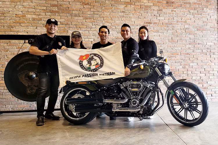 Theo công bố của nhà sản xuất, Harley-Davidson Breakout có trọng lượng ướt là 305kg, xe dài 2.370mm, chiều cao yên ở mức khá thấp là 665mm, khoảng sáng gầm xe 115mm. BÌnh xăng của xe có dung tích 13,2 lít, xe trang bị bộ mâm kích thước 21 inch ở trước và 18 inch ở sau.