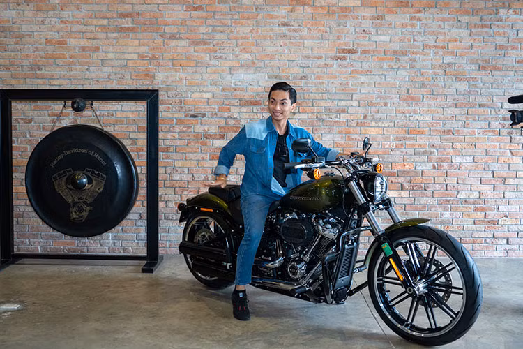 Về ngoại hình, chiếc Harley-Davidson Breakout 114 thế hệ mới của Phan Hiển vẫn tiếp tục sử dụng nền tảng thiết kế Softail đặc trưng, mang đến một diện mạo hiện đại, cơ bắp với góc rake lớn hơn ở phía trước.