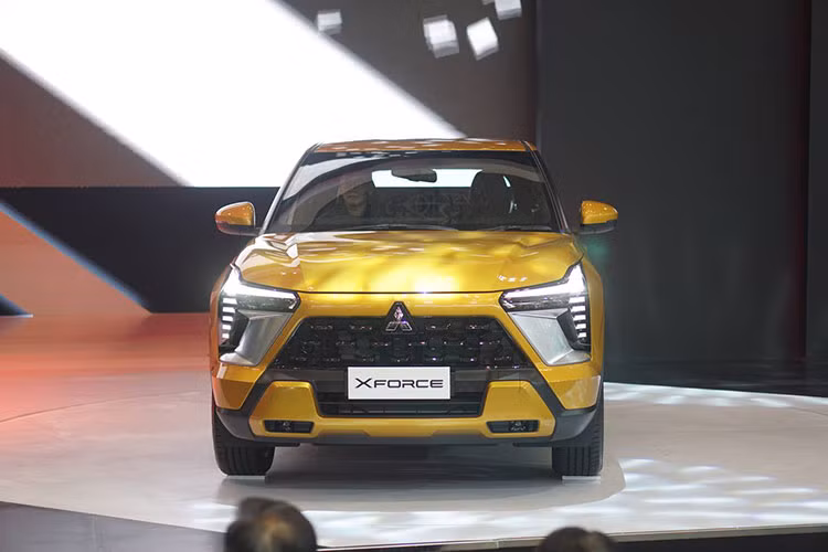 Mitsubishi XForce hoàn toàn mới sở hữu kích thước dài x rộng x cao lần lượt là 4.390 x 1.810 x 1.660 mm. Bên cạnh đó là chiều cao gầm 222 mm. Xe được thiết kế theo ngôn ngữ Dynamic Shield nhưng mạnh mẽ đặc trưng của mẫu xe SUV, kết hợp sự thanh thoát và chắc chắn, tạo nên một hình ảnh vững chãi nổi bật.