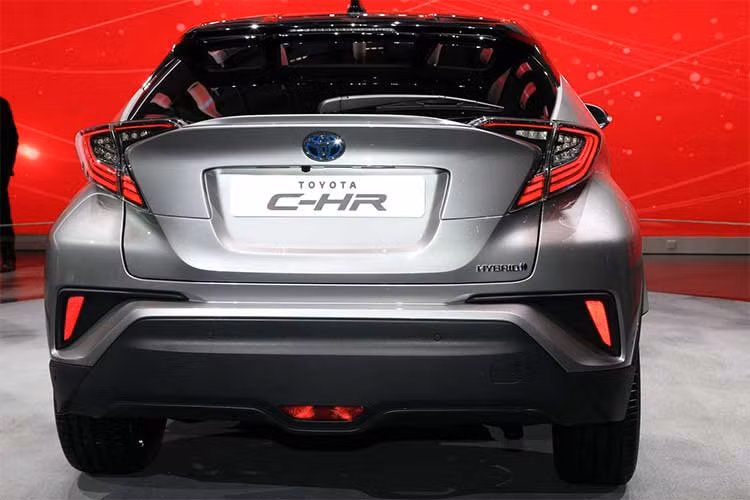 Chiếc xe SUV cỡ nhỏ mới nhà Toyota có kiểu dáng thuôn dài đi kèm với các chi tiết góc cạnh. Phần đuôi xe nổi bật với đèn hậu có thiết kế hình chữ C ấn tượng, cánh lướt gió lớn và ăng ten vây cá mập trên nóc.