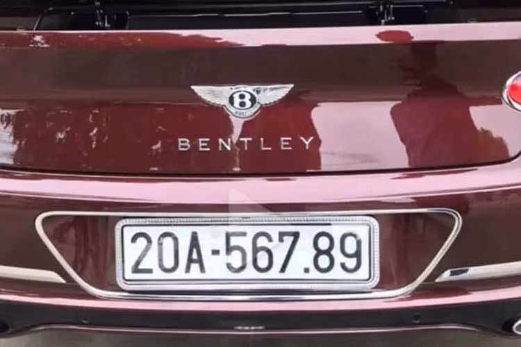 Mới đây, trên mạng xã hội lại lan truyền hình ảnh của chiếc Coupe siêu sang Bentley Continental GT V8 Mulliner thế hệ mới này nhưng không phải ở Hà Nội hay TP HCM mà nhiều người hay thấy, mà nó xuất hiện ở tận tỉnh Thái Nguyên.