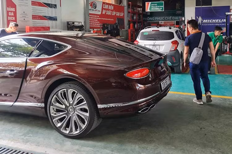 Ngoài chiếc biển số quá đẹp mắt, chiếc coupe siêu sang Bentley Continental GT V8 Mulliner thế hệ thứ 3 tại Thái Nguyên còn có bộ áo màu đỏ cùng nhiều chi tiết mạ crôm nổi bật, bên sườn xe có la-zăng đa chấu kép được hoàn thành 2 màu sáng và logo Mulliner xuất hiện bên hốc gió sườn như 1 cách thể hiện đây là chiếc Bentley Continental GT V8 thế hệ mới bản cá nhân hóa. 