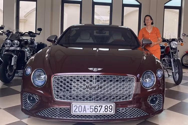 Số lượng dòng xe siêu sang Bentley Continental GT V8 thế hệ mới tại Việt Nam ước tính trên 20 xe với nhiều màu sắc cá tính khác nhau, có không ít chủ nhân còn lựa chọn chương trình cá nhân hóa của hãng để thể hiện phong cách riêng của mình. Trong số này, có một chiếc Bentley Continental GT V8 Mulliner màu đỏ đẹp mắt.