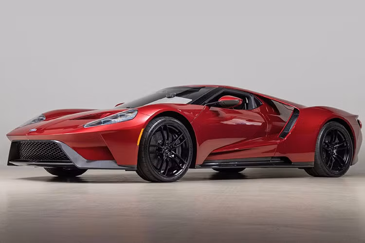 Chưa hết, mỗi năm siêu xe Ford GT chỉ giới hạn số lượng đúng 250 chiếc được sản xuất khiến không ít nhà giàu nghĩ cách để mua được mẫu xe này. Tuy nhiên, giờ đây mua xe Ford GT không quá khó vì các đại lý có sẵn xe và người mua chỉ chịu thiệt vì mức chênh lệch giá bán so với hãng đưa ra.