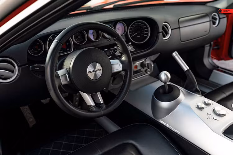 Chiếc siêu xe Ford GT đầu tiên về Việt Nam có màu sơn đỏ sẫm và được nhập khẩu không chính hãng. Đây là 1 trong những siêu xe đáng mong chờ về dải đất hình chữ S trong năm 2021 cùng nhiều chiếc xe hypercar đình đám khác.