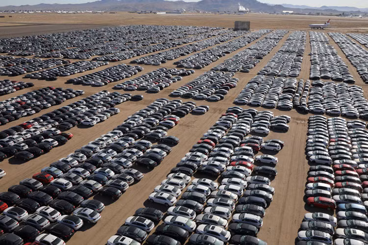 Tổng cộng, Volkswagen đã đồng ý chi hơn 25 tỷ USD cho các yêu cầu của chủ sở hữu, các nhà quản lý môi trường, các tiểu bang và các đại lý và đề nghị mua lại khoảng 500.000 xe ôtô tại Mỹ vi phạm quy chuẩn về môi trường. Việc mua lại sẽ tiếp tục đến hết năm 2019.