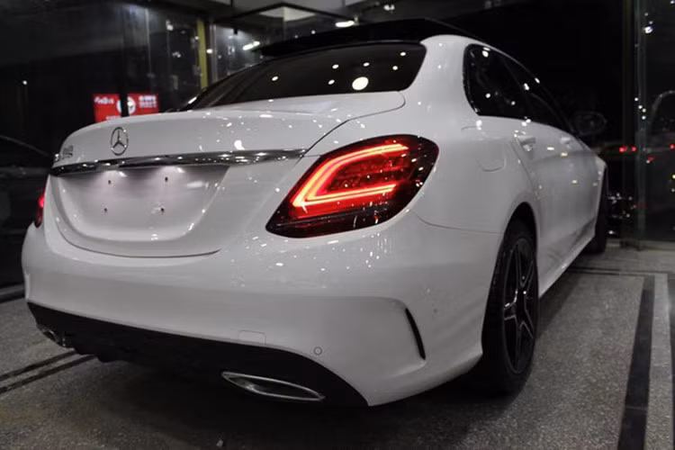 Mẫu sedan Mercedes-Benz C200 Exclusive mới là bản thay thế, rẻ hơn tới 20 triệu đồng so với C250 Exclusive. Hiện tại, nhiều đại lý Mercedes chính hãng Việt Nam đã thông báo sẽ có xe vào cuối tháng 2/2019, khách hàng sẽ được bàn giao xe bắt đầu từ tháng 3 tới đây.