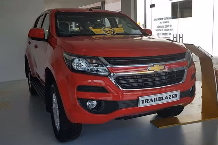 GM Việt Nam mới đây đã chính thức loại phiên bản 2.8L 4×4 AT LTZ của mẫu xe Chevrolet Trailblazer mới ra khỏi danh mục sản phẩm. Đồng thời, cũng công bố giá phiên bản 2.5L 4×4 AT LTZ hoàn toàn mới là 1,035 tỷ, thấp hơn 40 triệu đồng so với bản 2.8L cũ và là bản cao nhất hiện tại.