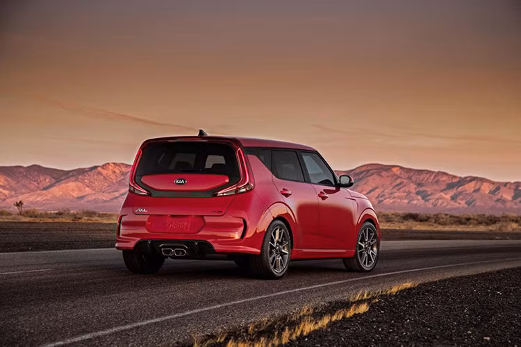 Tuy nhiên, thiết kế đầu xe và sườn xe của Kia Soul 2020 không thể nào đập vào mắt bằng phần đuôi phía sau. Tại đây, Kia Soul 2020 được trang bị cụm đèn hậu LED hình boomerang kéo dài lên gần hết cột C và 2 ống xả nằm giữa dưới cản sau.