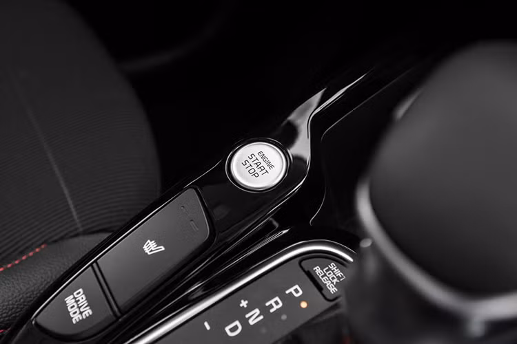 Trang bị động cơ cho Kia Soul 2020 là máy xăng 2.0L hút khí tự nhiên có công suất 147 mã lực, kết hợp cùng hộp số sàn 6 cấp hoặc số tự động CVT. Những ai thích xe mạnh mẽ hơn có thể lựa chọn phiên bản động cơ 1.6L Turbo có sức mạnh 201 mã lực giống Hyundai Elantra Sport với hộp số tự động 7 cấp ly hợp kép.