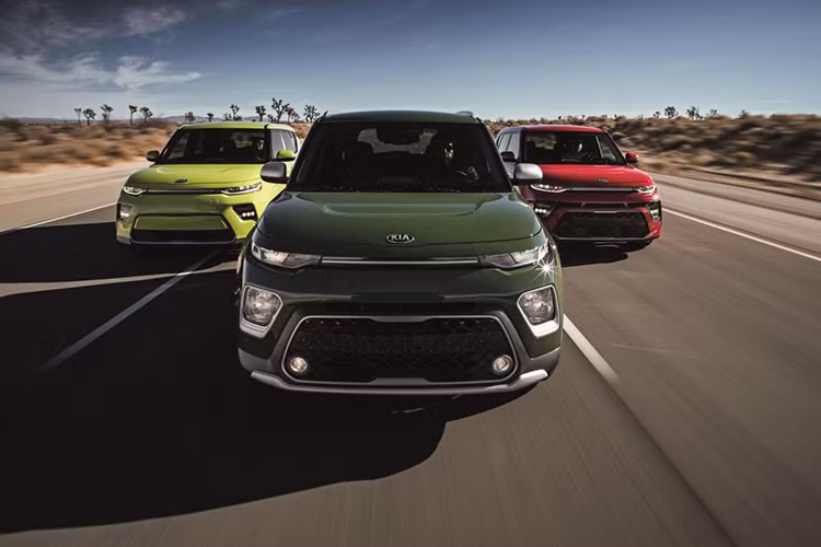Thiết kế đặc trưng của mẫu xe cỡ nhỏ Kia Soul ở các thế hệ trước được giữ lại và phát huy trên mẫu xe thế hệ mới, tuy nhiên phiên bản Soul 2020 trở nên sắc nét và thời trang hơn, định hình rõ phong cách của một mẫu xe “dân chơi” đúng nghĩa.