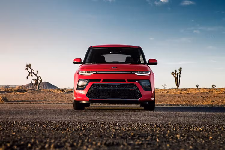 Dù đã bước sang thế hệ mới nhưng Kia Soul 2020 mới vẫn giữ nguyên thiết kế tổng thể vuông vắn và lạ mắt như cũ. Thay vào đó, hãng Kia chỉ bổ sung một số chi tiết thiết kế mới cho mẫu xe Hàn Quốc này. Cụ thể, phần đầu xe được thiết kế như đến từ tương lai, đặc biệt ở cụm đèn pha thanh mảnh nằm trên dải đèn LED định vị ban ngày.