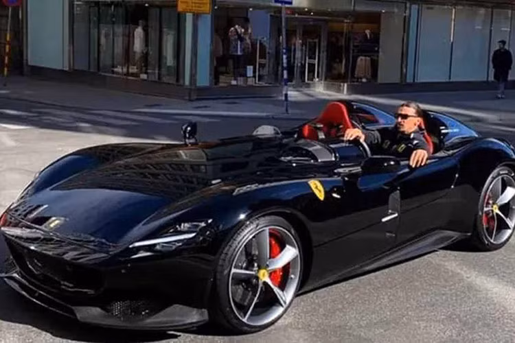 Bên cạnh đó, Zlatan Ibrahimovic còn là chủ nhân của nhiều siêu xe đắt đỏ khác đến từ các thương hiệu khác như Porsche Spyder, Maserati GranTurismo MC Stradale, và Lamborghini Urus.