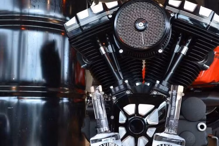 Xuất phát từ niềm đam mê với xe cộ đặc biệt là các mẫu xe Harley-Davidson cổ điển cùng tình yêu dành cho loại rượu Gin cao cấp, Ehinger quyết định kết hợp 2 sở thích lại với nhau để đem đến cho cộng đồng đồng chơi xe một dòng sản phẩm thể hiện chất chơi tột đỉnh của bản thân.