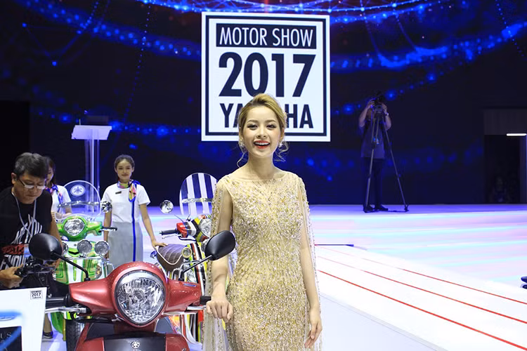 Với 4 khu vực Race Zone, City Sports, Smart Zone và Fashion Zone, Yamaha mang đến gần 20 mẫu xe sản xuất ở Việt Nam lẫn nhập khẩu từ nước ngoài. Trong hình là cô nàng cá tính Chi Pu đọ dáng cùng mẫu xe tay ga Yamaha Janus mà mình làm đại sứ thương hiệu tại Việt Nam.