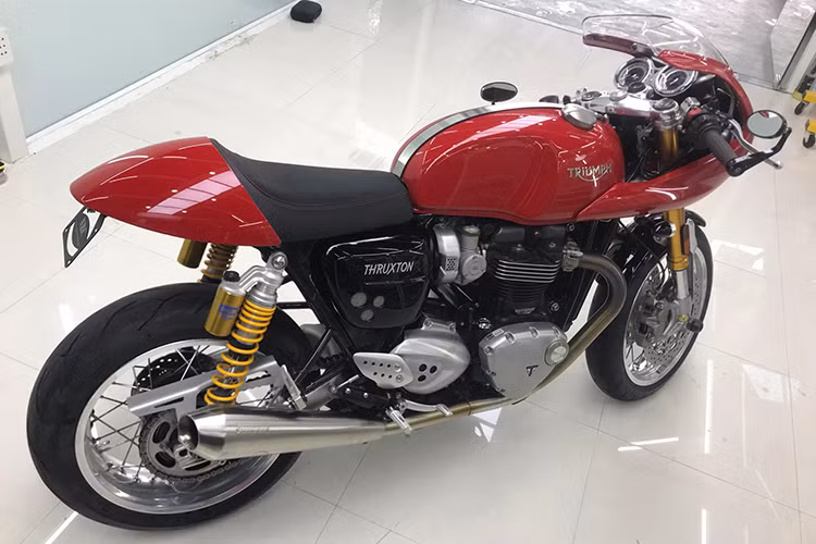 Động cơ của xe đem tới công suất tối đa 97 mã lực và mô-men xoắn cực đại 112 Nm. Một cải tiến đáng giá của Thruxton thế hệ mới đó là chiếc xe đã chuyển sang sử dụng hệ thống làm mát bằng chất lỏng, thay vì chỉ bằng gió như trước đây. Xe còn có hệ thống kiểm soát lực kéo, ABS, tay ga điện tử, hệ thống lái 3 chế độ Sport, Road &amp; Rain.