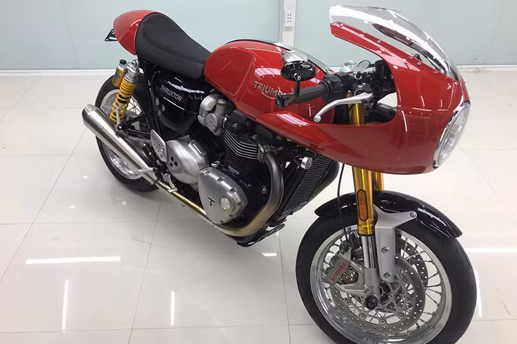 Dựa trên cơ sở khung sườn của dòng Bonneville nổi tiếng, nhưng Triumph Thruxton R có kiểu dáng cafe racer thể thao và "ngầu" hơn. Từ nhiều năm nay, Thruxton là một trong những lựa chọn đầu tiên của khách hàng khi tìm mua một chiếc xe có kiểu dáng cafe racer nguyên bản, và truyền thống này đã được tiếp nối với những phiên bản mới.