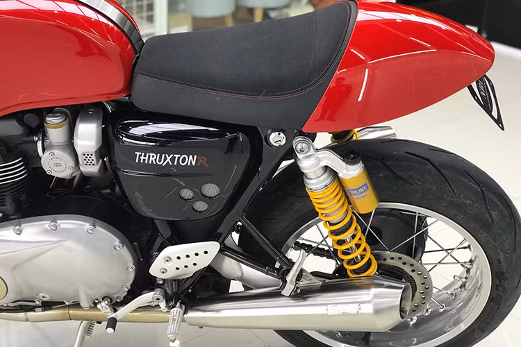Phuộc sau của xe do hãng Ohlins cung cấp, đem tới cho chiếc xe khả năng điều khiển chính xác hơn. Cả 2 bánh xe của Triumph Thruxton R mới đều có đường kính 17 inch và sử dụng lốp thể thao Pirelli Diablo Rosso Corsa. Lốp trước có kích cỡ 120/70/17, trong khi lốp sau có cỡ 160/60/17. Các tấm ốp hai bên thân xe khá giống đàn anh Bonneville T120. 