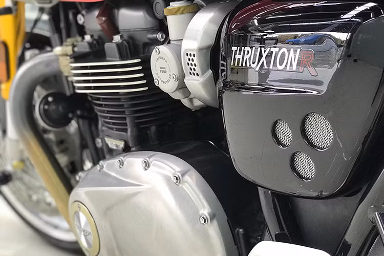 Cung cấp sức mạnh cho Thruxton R là khối động cơ 2 xi-lanh 8 van 1200 cc làm mát bằng chất lỏng hoàn toàn mới, kết hợp cùng hộp số 6 cấp với ly hợp chống trượt (slipper clutch) giúp hạn chế tình trạng khóa bánh khi dồn số nhanh. Động cơ này cũng đã được sử dụng trên chiếc Triumph Bonneville T120 thế hệ mới.