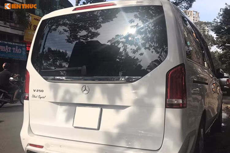 Mercedes-Benz V 250 nguyên bản sở hữu thiết kế theo ngôn ngữ “Sensual Purity” giống như những dòng xe cao cấp S-Class, E-Class và C-Class. Xe được trang bị khối động cơ xăng với dung tích 2.0 lít, 4 xy-lanh, cho công suất tối đa 211 mã lực và mô-men xoắn cực đại 350 Nm đạt được ngay từ vòng tua máy 1.200 v/p.