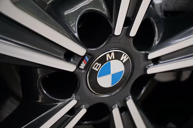 Trên phiên bản sDrive20i M Sport tại Việt Nam, gói M Sport X trang bị cho xe bao gồm 8 màu lựa chọn, trong đó nổi bật nhất là vàng ánh kim Galvanic Gold. Điểm nhấn trên gói trang bị thể thao này còn kể đến bộ mâm vành 19 inch 722M là trang bị tiêu chuẩn với thiết kế 5 chấu hình chữ Y.