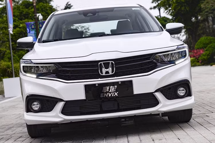 Phần đầu của xe được trang bị cụm đèn pha nối liền với lưới tản nhiệt, cản trước hầm hố và hốc gió trước cỡ lớn. Bao quanh cụm đèn pha là dải đèn LED định vị ban ngày hình càng cua. Ngoài ra, dưới đáy lưới tản nhiệt còn xuất hiện thanh mạ crôm kéo dài đến đèn pha.