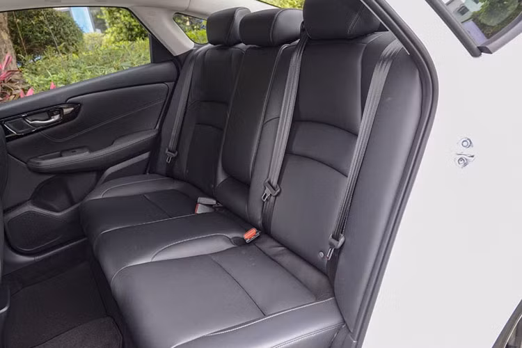 Hàng ghế sau của Honda Envix 2019 có cửa gió điều hòa và bệ tì tay trung tâm tích hợp ngăn đựng cốc. Nắp của bệ tì tay trung tâm khi ngửa ra có thể tạo thành một chiếc bàn nhỏ để hành khách đặt đồ lên khá tiện dụng.