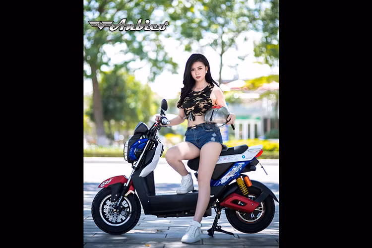 Mặt đồng hồ của xe thiết kế sắc nét đến từng chi tiết thể hiện đầy đủ các thông số cần thiết của xe như tốc độ, quãng đường đã đi, năng lượng tiêu thụ. Bên cạnh đó, màu sắc hiển thị trên mặt đồng hồ của xe khiến người sử dụng cảm thấy bắt mắt và cá tính hơn.
