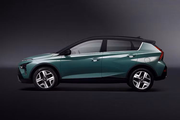 Theo đó, tại thị trường Đức, giá xe Hyundai Bayon 2021 có mức khởi điểm chỉ từ 16.790 Euro (khoảng 20.000 USD hay 457 triệu đồng) ở bản Pure tiêu chuẩn. Bỏ ra số tiền này, khách hàng Đức sẽ nhận về những trang bị như điều hòa chỉnh tay, radio kỹ thuật số và kết nối Bluetooth.
