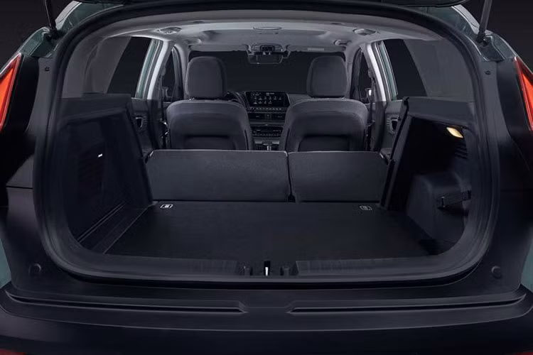 Tại thị trường Đức, Hyundai Bayon 2021 có 3 tùy chọn động cơ. Thứ nhất là động cơ xăng 1.2L với công suất tối đa 83 mã lực. Thứ hai là động cơ xăng tăng áp, dung tích 1.0L với 2 mức sức mạnh là 99 mã lực và 118 mã lực. Động cơ tăng áp 1.0L sẽ có sự hỗ trợ của công nghệ mild hybrid 48 V tiêu chuẩn.